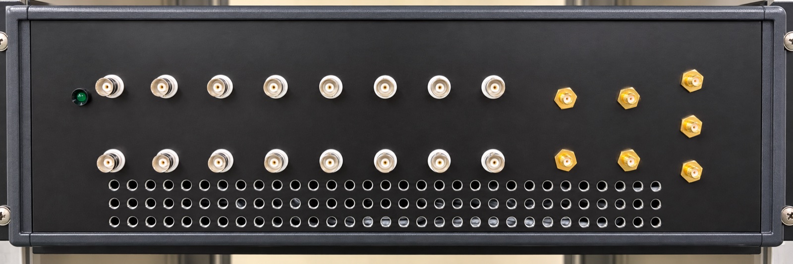 組み立て例：フロントパネル（BNC 16個、SMA 7個）
